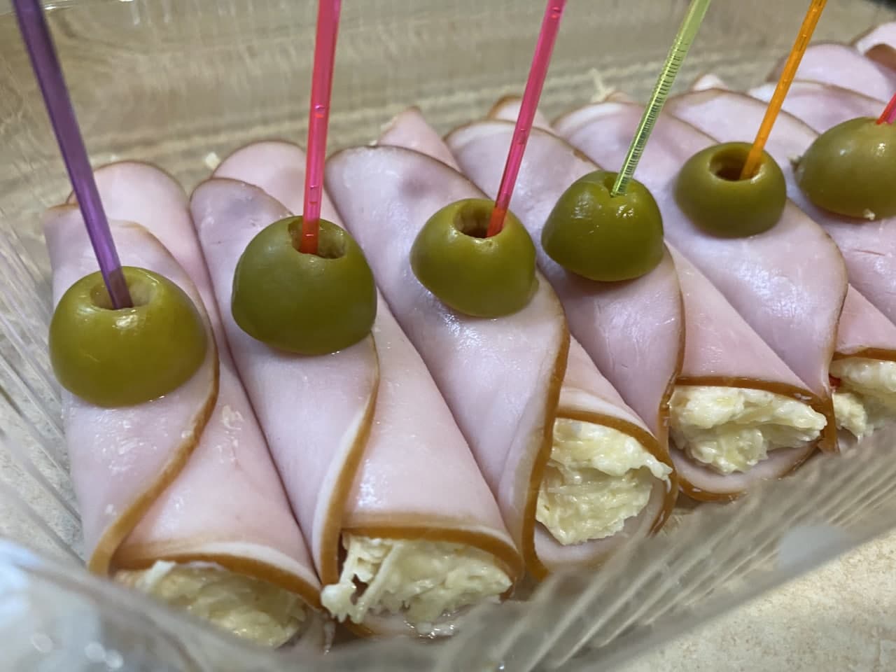 Рулетики из ветчины с сыром